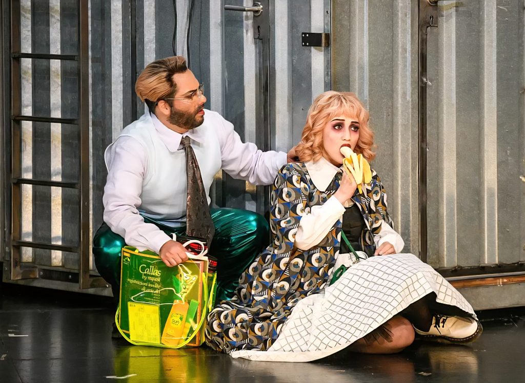"Die Sache Makropulos", Oper von Leo?? Jan????ek wird wieder aufgef??hrt im?Mainfranken Theater, Blaue Halle. Die erste Premiere musste pandemiebedingt mit Klavierbegleitung stattfinden. Nun ist erstmals eine Auff??hrung mit Orchester m??glich.